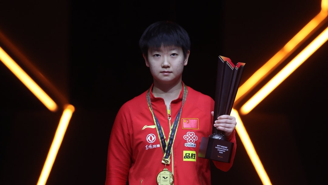 孙颖莎举起奖杯(图片来源:ITTF)