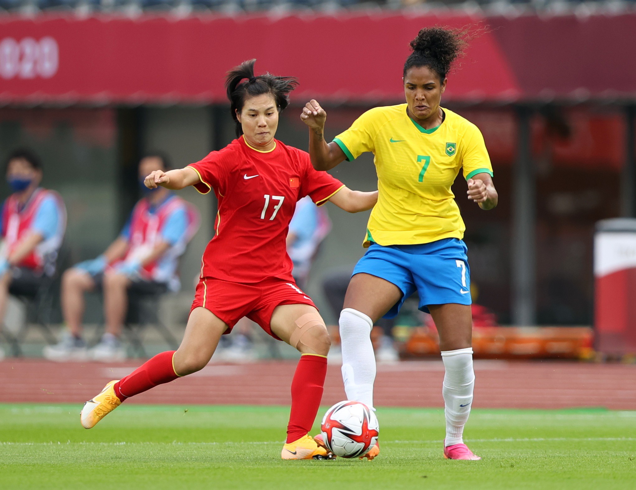 罗桂平贴身防守杜达