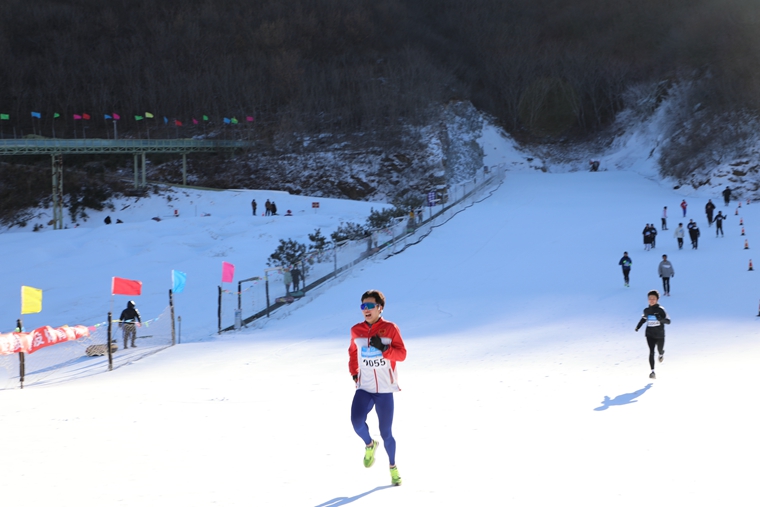 �ӱ�ʡ��ѩ����ԽҰ��ѩ�������ػʵ�վ�����ػʵ��е��Ľ��ѩ�˶��Ὺ��