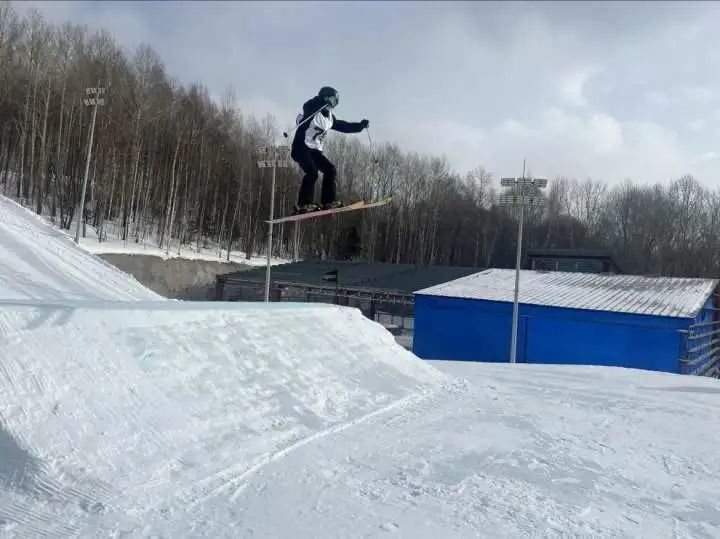 �ӱ�ʡ���Ľ��ѩ�˶�������ѩ�����½���