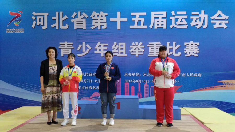 体举柔中心副主任李淑芹为获奖成人论坛
颁奖1.jpg