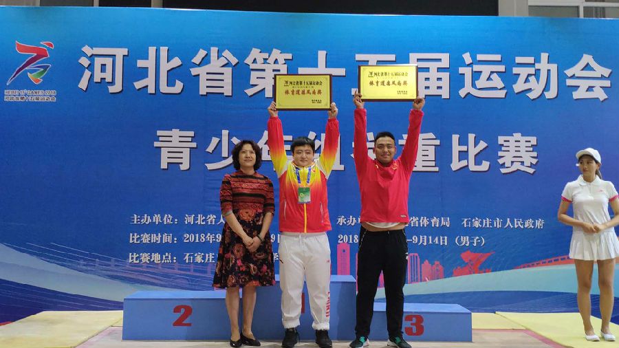 体举柔中心副主任李淑芹为获奖成人论坛
颁奖2.jpg