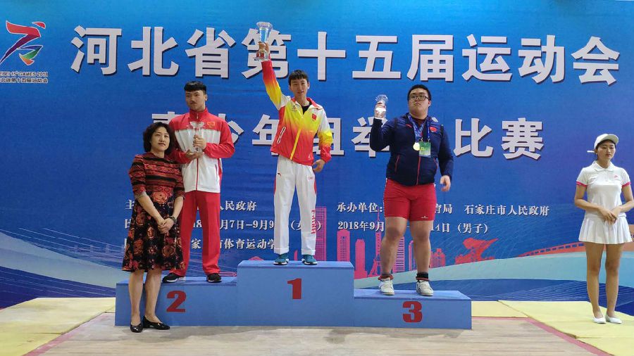 体举柔中心副主任李淑芹为获奖成人论坛
颁奖3.jpg