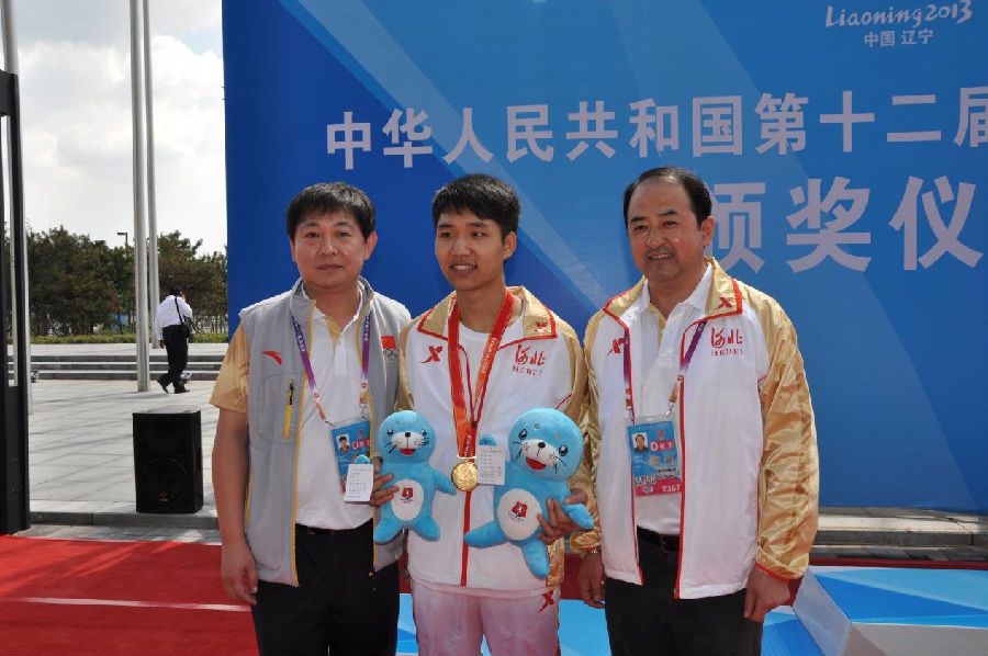 (夺冠照片)2017年第13届全运会“2金1铜1银”得主杨皓然与教练蔡亚林常静春合影.png