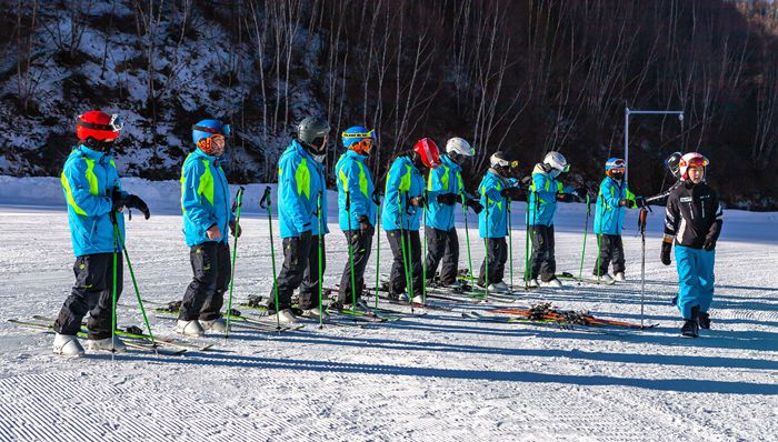 1、《南方来客》-- 2019年元月中旬,江苏成人论坛
派人到张家口长城岭滑雪场进行观摩学习。吴社军 摄.jpg