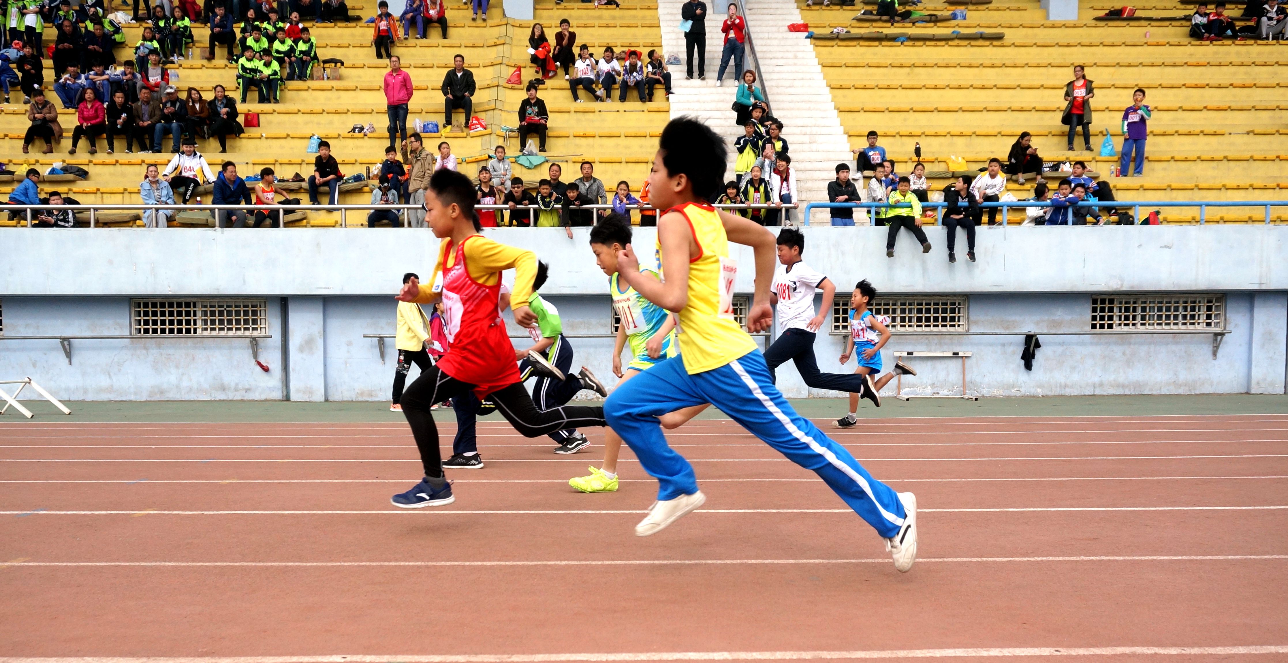 学生在丛台区春季运动会参加田径100米短跑.jpg